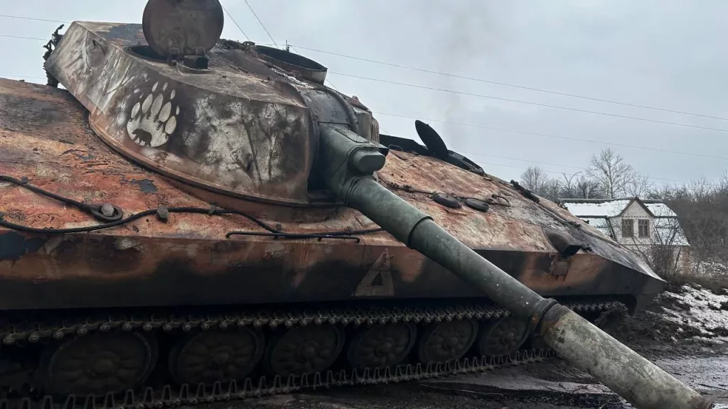 Приунывшая вражеская 122-мм САУ 2С1 «Гвоздика» где-то приграничье в Сумской области