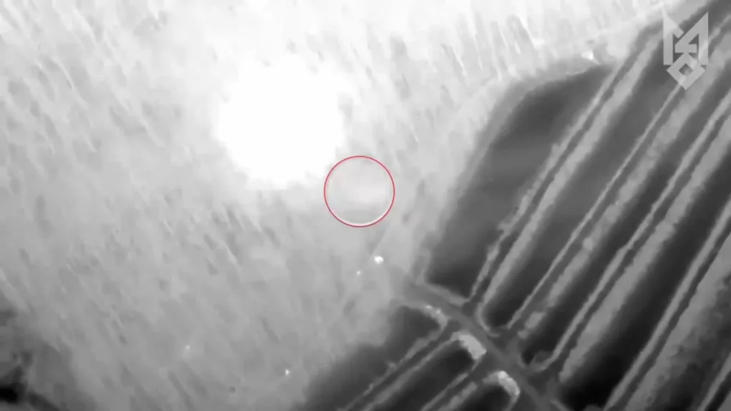 Противник опубликовал кадры удара сразу двумя ракетами GMLRS - M31A1 с осколочно-фугасной БЧ и M30A1 с БЧ из вольфрамовых шариков по российский 152-мм колесной САУ 2С43 «Мальва»