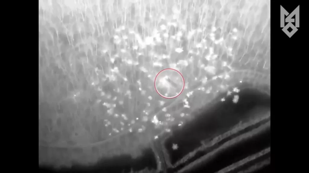 Противник опубликовал кадры удара сразу двумя ракетами GMLRS - M31A1 с осколочно-фугасной БЧ и M30A1 с БЧ из вольфрамовых шариков по российский 152-мм колесной САУ 2С43 «Мальва»