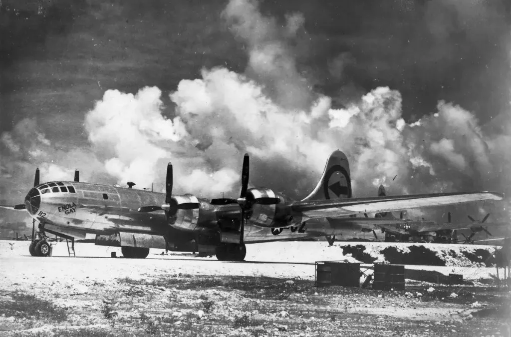 Это фотография бомбардировщика В-29 Enola Gay, с которого была сброшена атомная бомба на Хиросиму в конце Второй мировой войны (самолет назван в честь матери пилота)