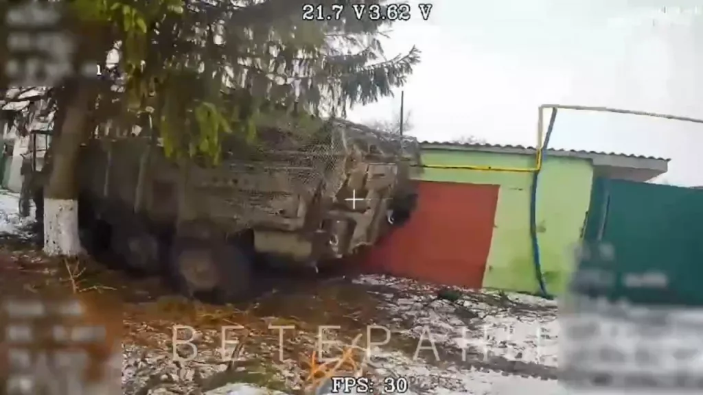 Добивание БМП M2A2 Bradley ODS-SA и поражение БТР M1126 Stryker ударами FPV-дронов на оптоволокне операторов из ОДШБр «Ветераны», окраины Суджи