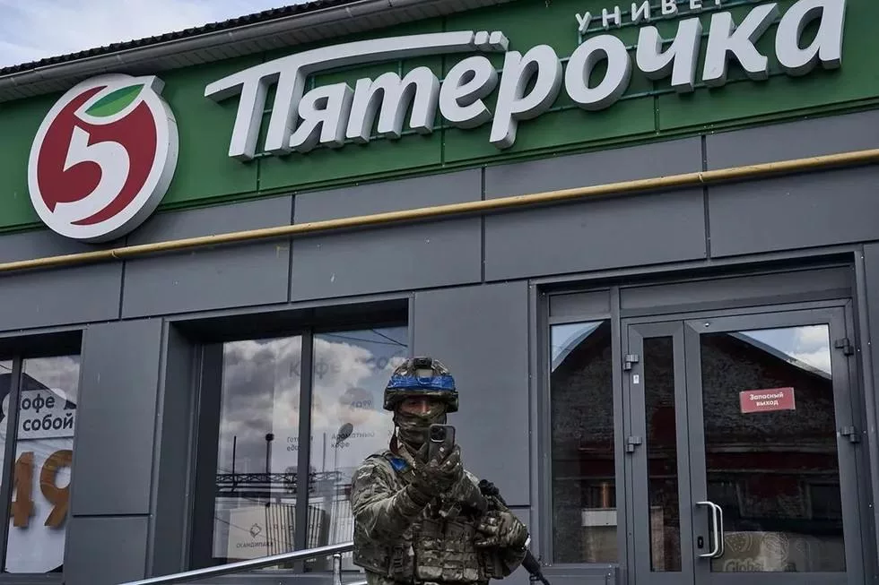 Та самая «Пятерочка» в Судже, ставшая местом паломничества одичалых укропитеков и безжалостно ими разграбленная и загаженная, отбита у противника