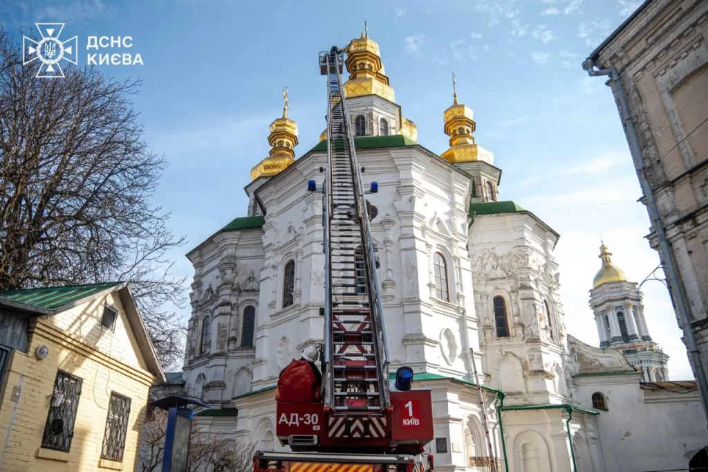 Юрий Подоляка: В Киево-Печерской Лавре с купола упал крест