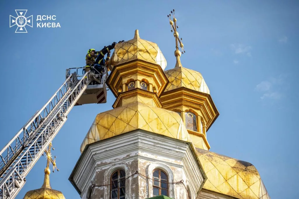 Юрий Подоляка: В Киево-Печерской Лавре с купола упал крест