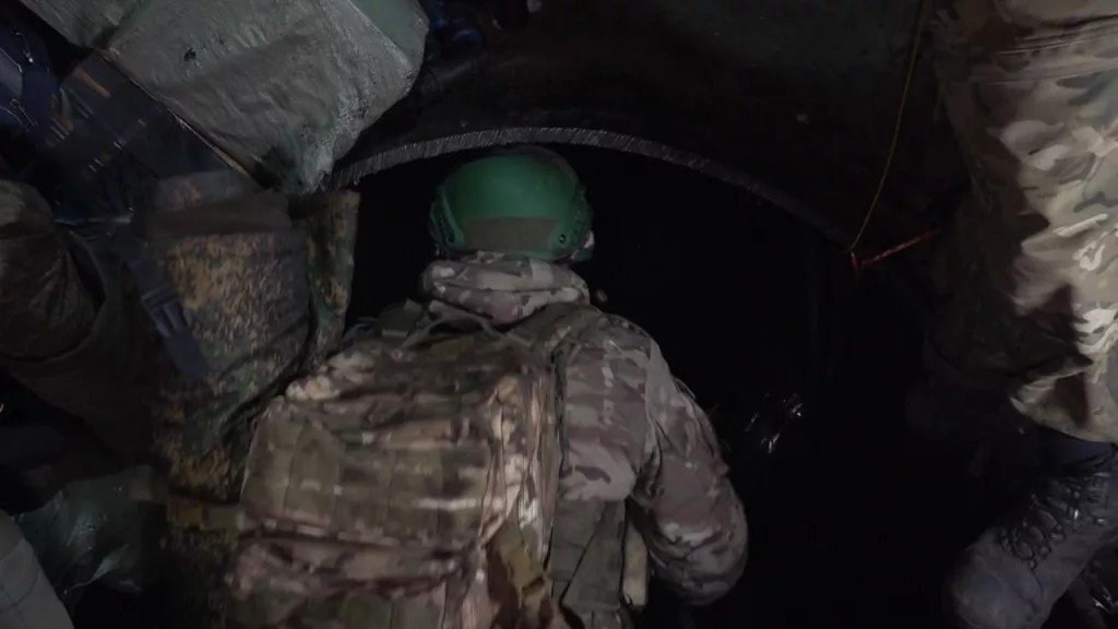 Вот в такой обстановке несколько суток подряд наши бойцы шли по газовой трубе, чтобы совершить прорыв и атаковать врага, оккупировавшего курскую землю