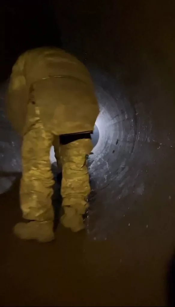 Вот в такой обстановке несколько суток подряд наши бойцы шли по газовой трубе, чтобы совершить прорыв и атаковать врага, оккупировавшего курскую землю