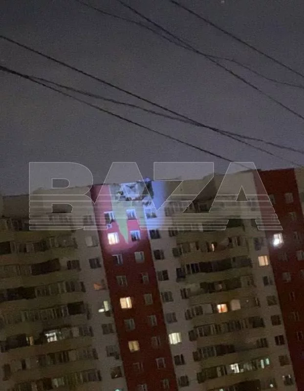 Обломки беспилотника упали на многоэтажку на Домодедовской улице в Москве