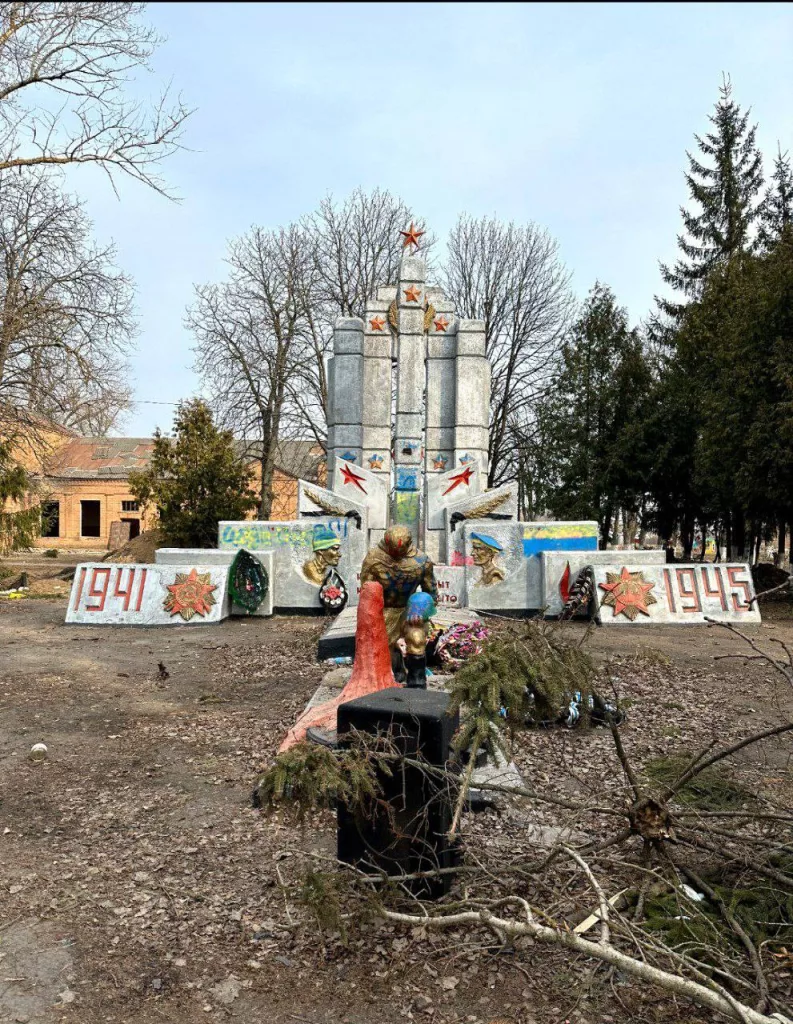 Убивают мирных и оскверняют памятники: что оставляют после себя отступающие украинцы