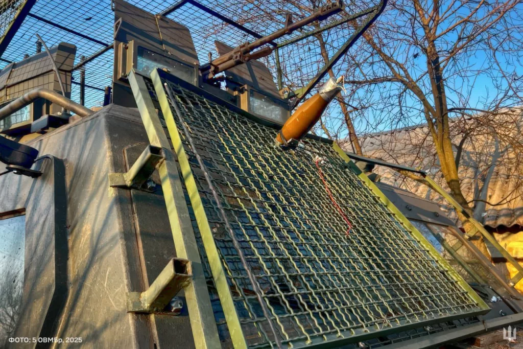 Пример того, что иногда антидроновые решетки спасают и повреждают гранату РПГ-7 на дроне, тем самым не давая ей правильно сработать