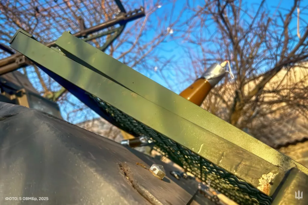 Пример того, что иногда антидроновые решетки спасают и повреждают гранату РПГ-7 на дроне, тем самым не давая ей правильно сработать