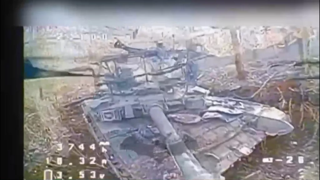 Ранее затрофееный противником редкий российский Т-90А стал жертвой пары FPV-дронов на востоке от Константиновки