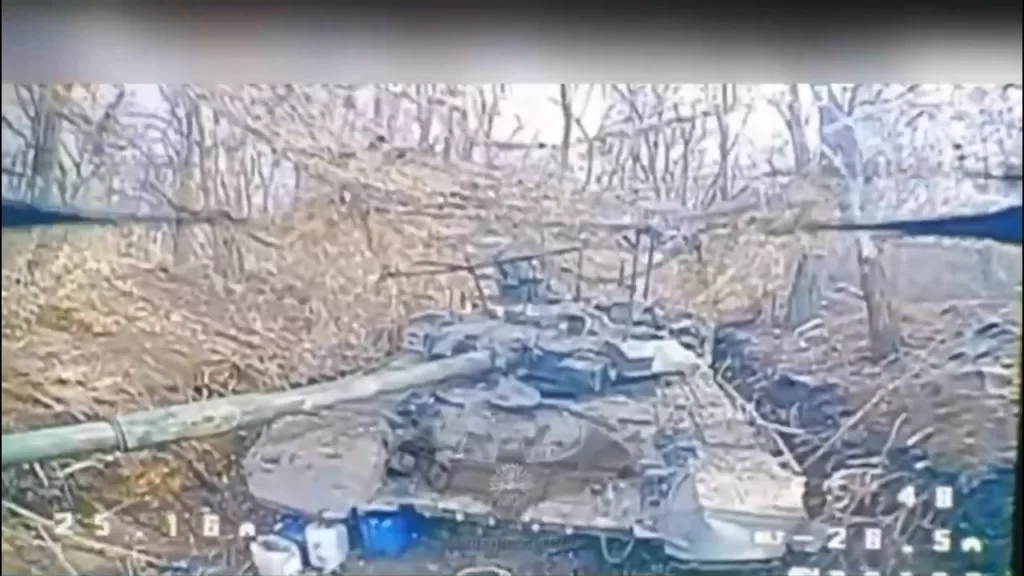 Ранее затрофееный противником редкий российский Т-90А стал жертвой пары FPV-дронов на востоке от Константиновки
