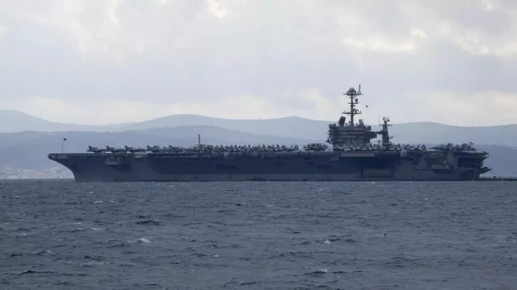Хуситы атаковали авианосец США в Красном море