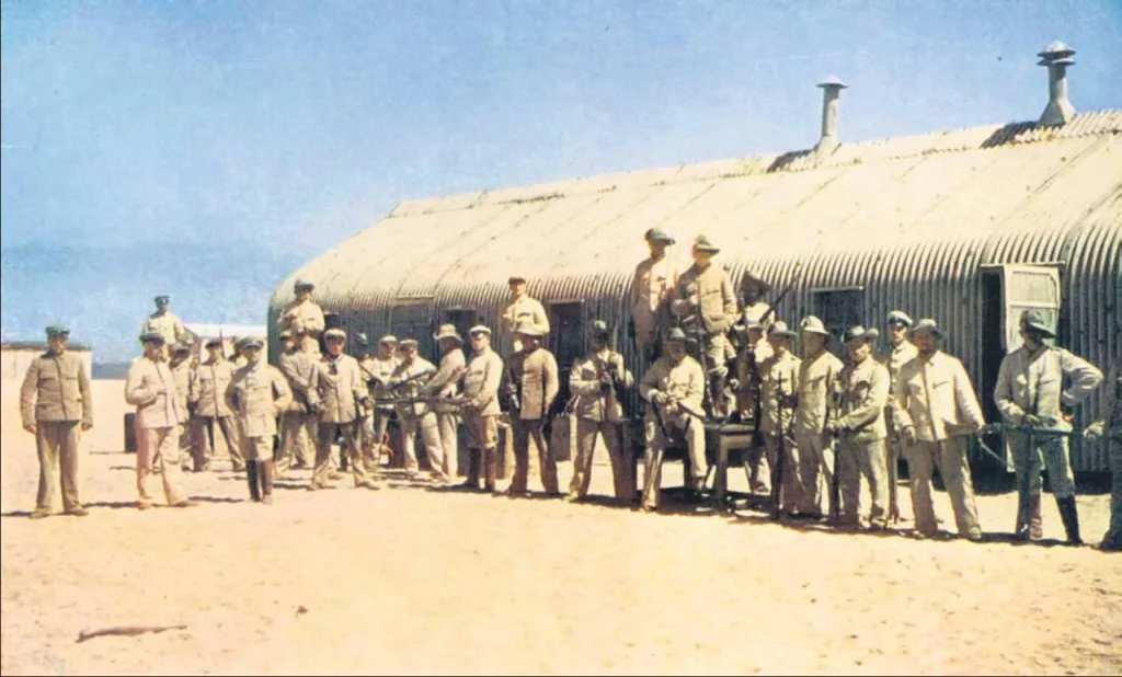 Где Гитлер раздобыл коричневые рубашки для своих штурмовиков?