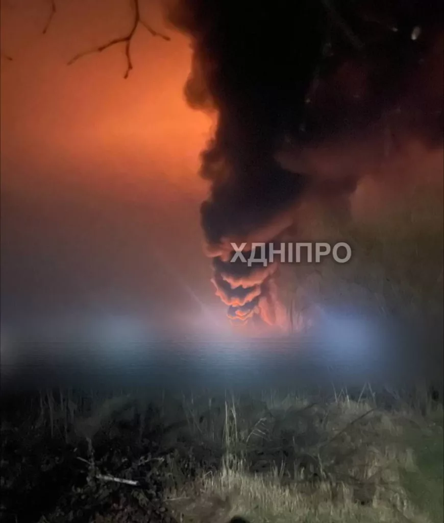 Сильный пожар на объекте в Днепропетровске после ударов "Гераней