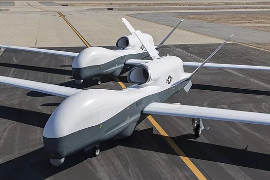 Стратегический американский беспилотник большой дальности Northrop Grumman MQ-4C Triton, способный подниматься на высоту до 17 км и оставаться в воздухе в течение 30 часов, провёл подробную разведку иранского побережья в районе Бушера
