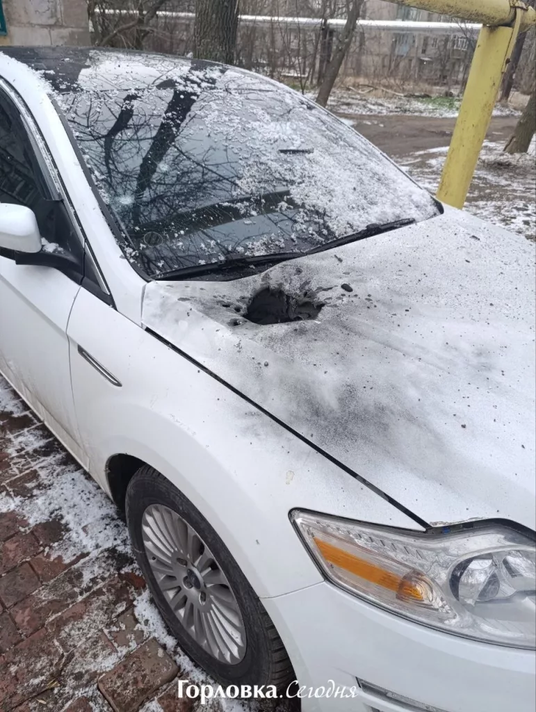 Фото из центра Горловки, куда ВСУ били ствольной артиллерией кассетного типа. 11 мирных жителей ранены