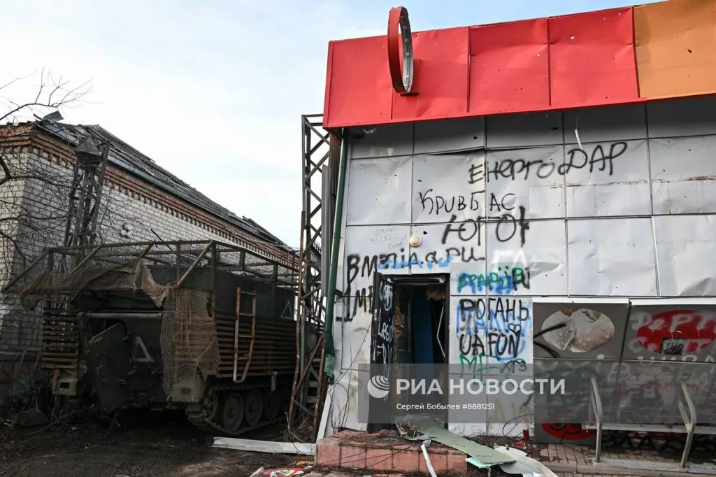 Припаркованная возле знаменитой «Пятёрочки» в Судже и позже брошенная в ходе бегства КШМ (в реальности используемая в роли БТР) M577 ВСУ