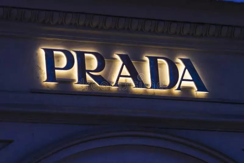 Prada возвращается в Россию? Дом моды подал заявку на регистрацию одноименного бренда в Роспатенте, сообщили СМИ