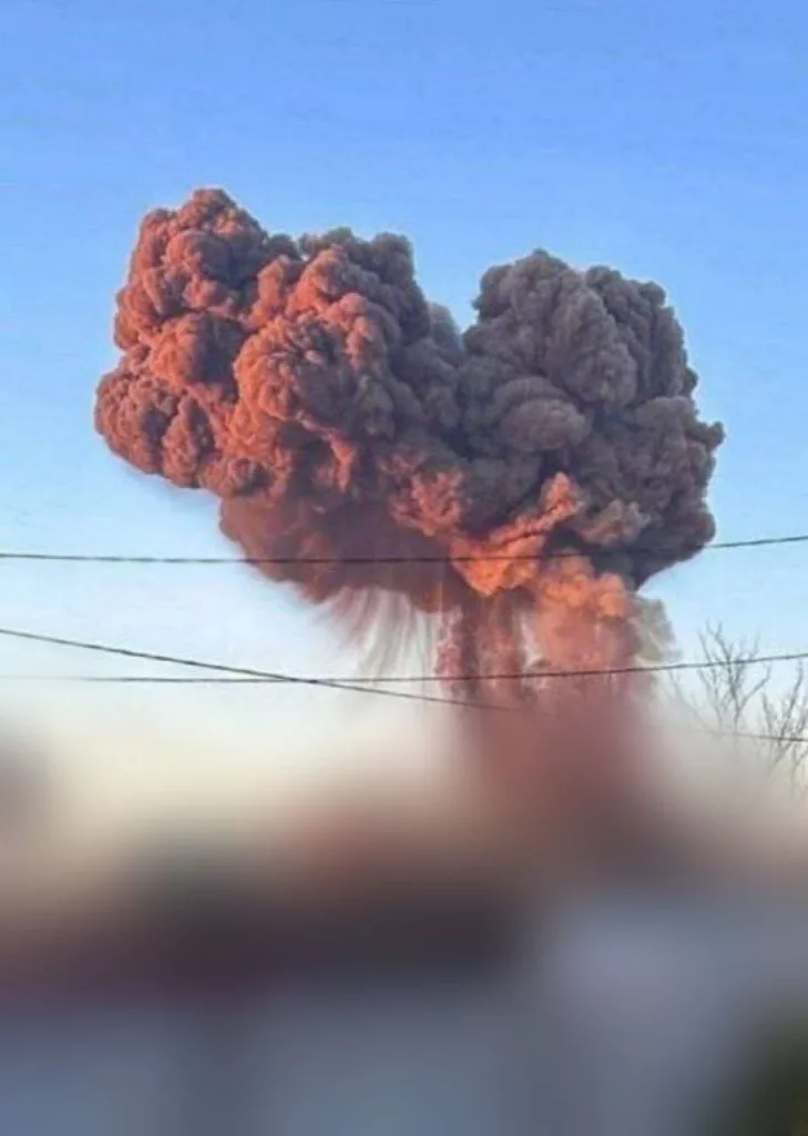 После атаки БПЛА в Энгельсе начался пожар на военном аэродроме, повреждены около 30 частных домов