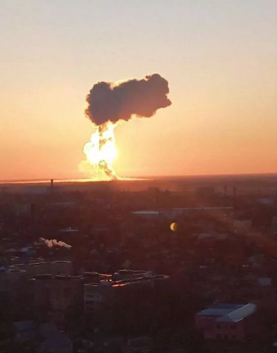 Последствия удара украинских БПЛА по аэродрому Энгельса, местные власти объявили эвакуацию близлежащих населенных пунктов