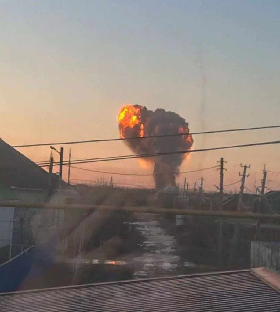 Последствия удара украинских БПЛА по аэродрому Энгельса, местные власти объявили эвакуацию близлежащих населенных пунктов