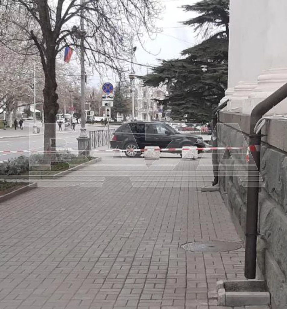 Под припаркованным у здания Заксобрания в Севастополе автомобилем нашли прикрепленный к днищу подозрительный сверток