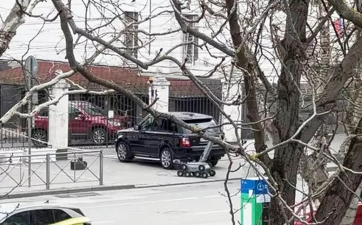 Машина с прикрепленным свертком сегодня утром должна была заехать на территорию Заксобрания Севастополя