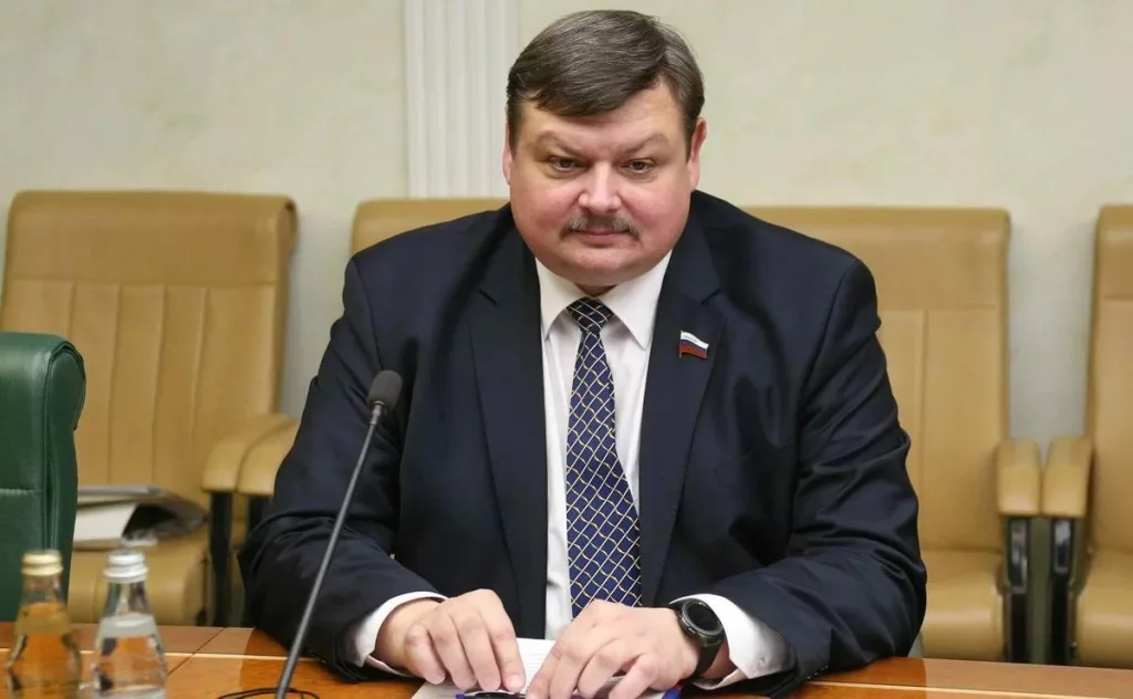 Машина с прикрепленным свертком сегодня утром должна была заехать на территорию Заксобрания Севастополя