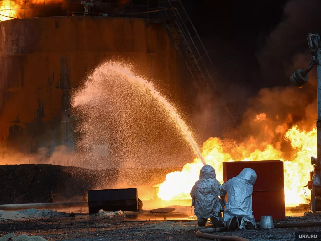 На Кубани после атак ВСУ увеличилась площадь пожара на нефтебазе