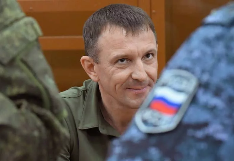 Генерал Попов, бывший командующий 58-й армии обратился с письмом к Владимиру Путину из СИЗО, в  котором попросил дать возможность вернуться на фронт