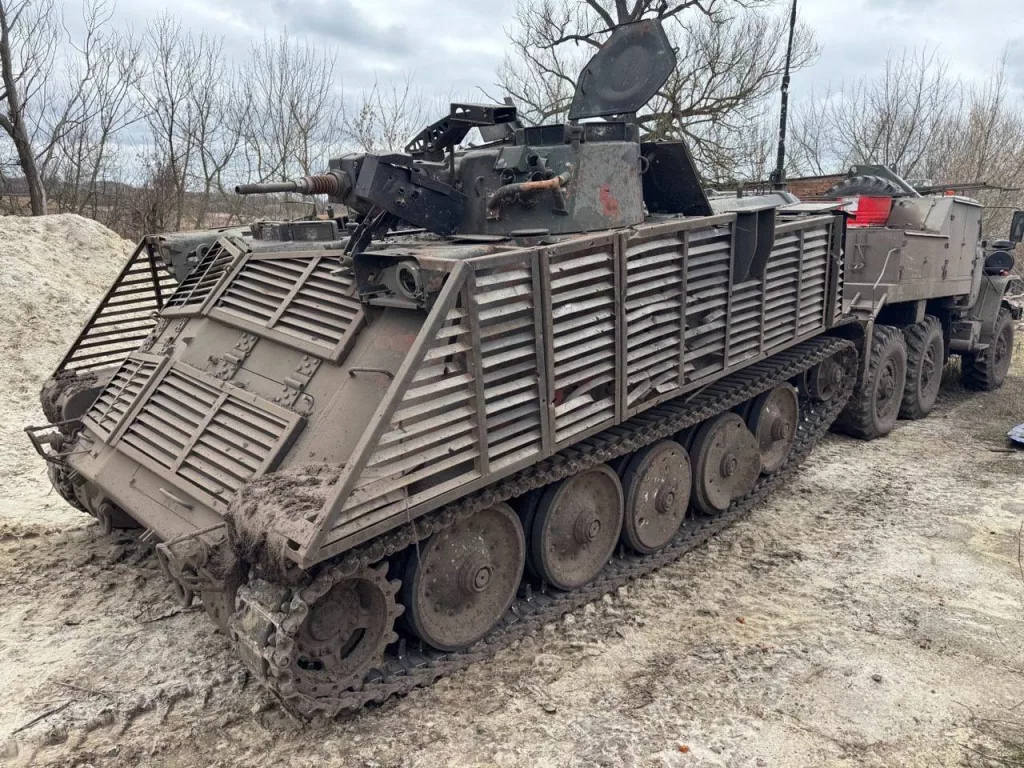 Трофейный БТР Pansarbandvagn 302 (Pbv 302) шведского производства эвакуируют в тыл при помощи машины технической помощи МТП-А2