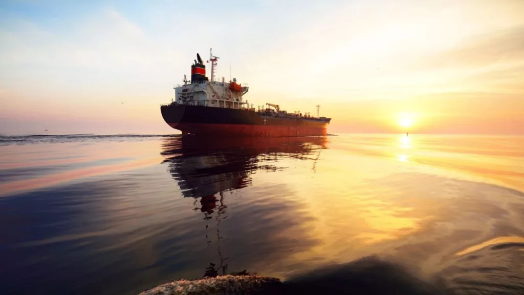 Два подсанкционных танкера везут российскую арктическую нефть в Сирию, пишет Reuters