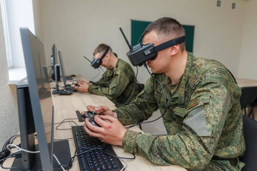 Приднестровскими ресурсами опубликованы кадры посещения школьниками расположенного в Тирасполе Военного института им. А. И. Лебедя и одной из воинских частей в городе