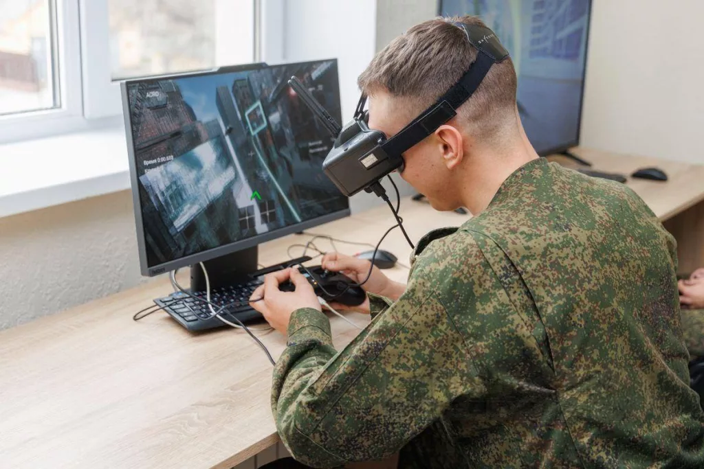 Приднестровскими ресурсами опубликованы кадры посещения школьниками расположенного в Тирасполе Военного института им. А. И. Лебедя и одной из воинских частей в городе