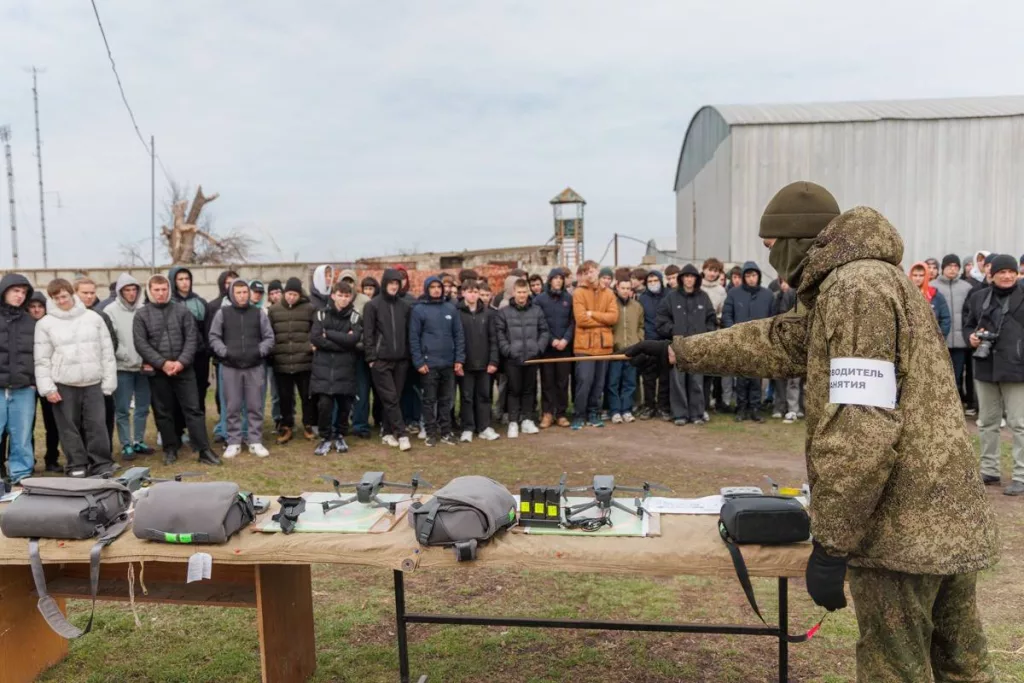 Приднестровскими ресурсами опубликованы кадры посещения школьниками расположенного в Тирасполе Военного института им. А. И. Лебедя и одной из воинских частей в городе