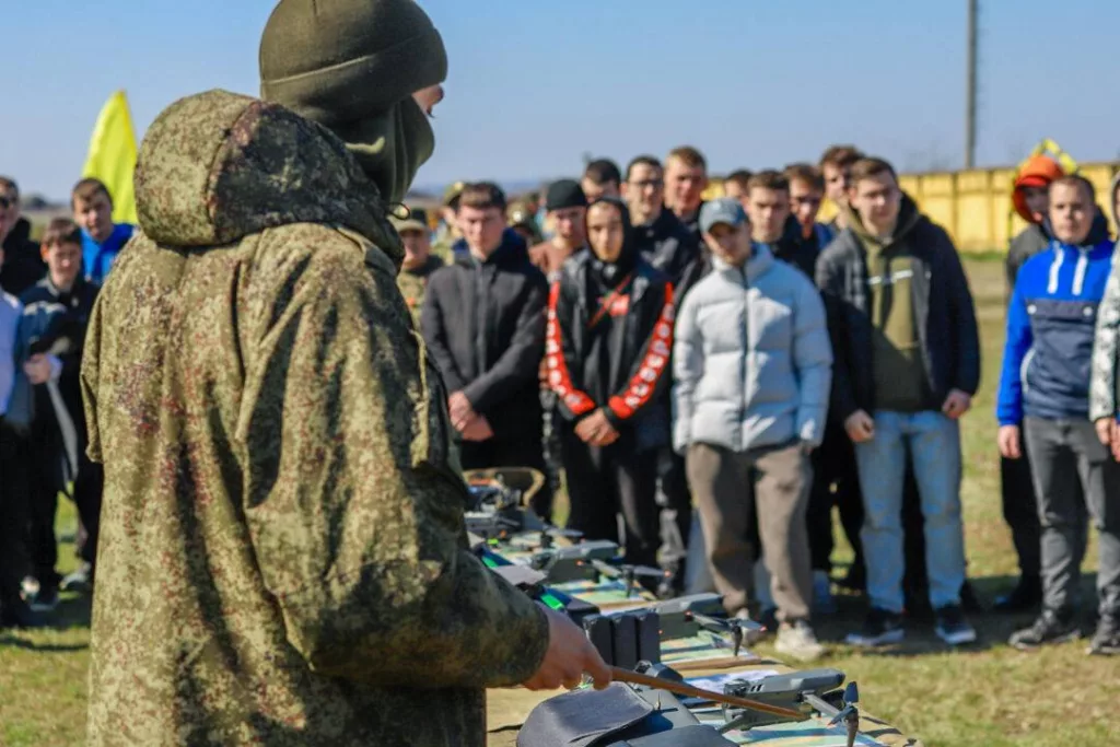 Приднестровскими ресурсами опубликованы кадры посещения школьниками расположенного в Тирасполе Военного института им. А. И. Лебедя и одной из воинских частей в городе