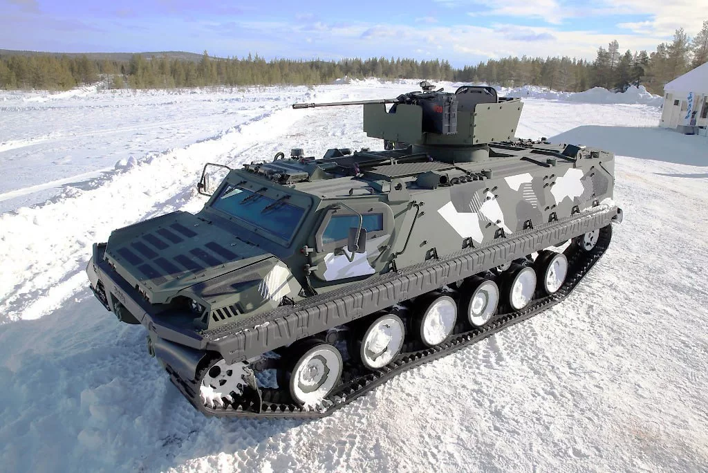 Финны проводят испытания прототипа нового гусеничного БТР