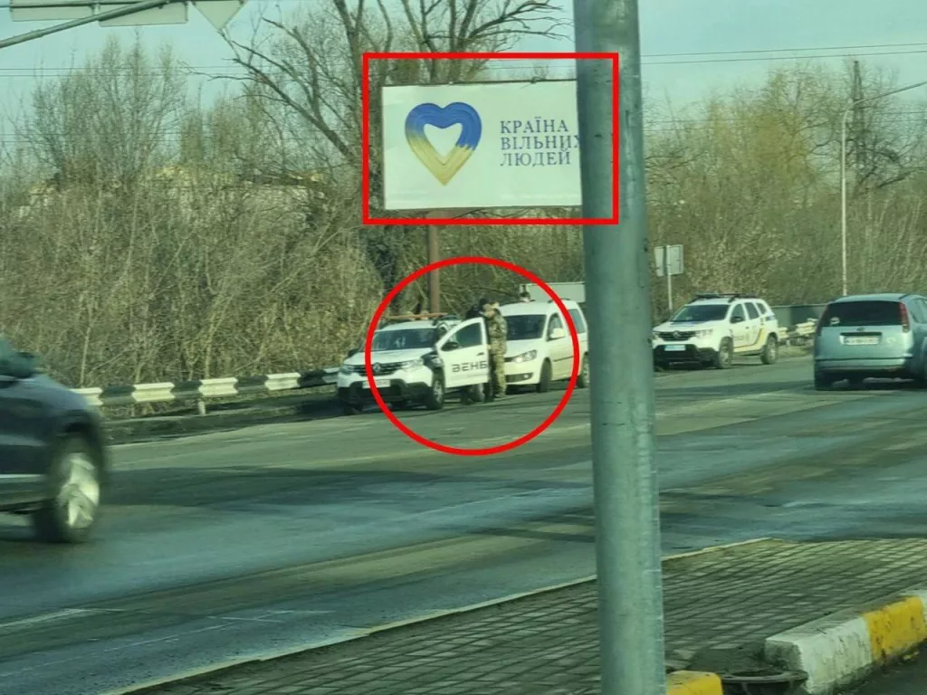 В Полтаве мужчину упаковали прямо под баннером "Страна свободных людей"