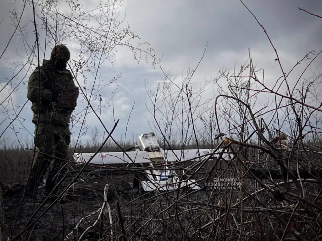 Боец группы «Конторы» подготавливает к боевому применению дрон «Молния-2», снаряженный двумя термобарами