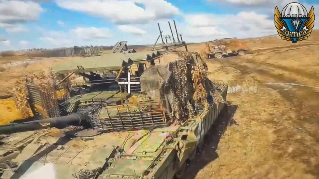 Добивание трофейного Т-80БВМ украинской армии прилетом FPV-дрона точно в люк механика-водителя