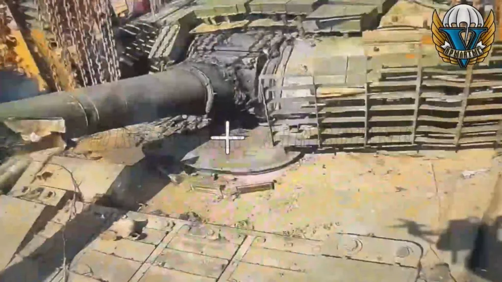 Добивание трофейного Т-80БВМ украинской армии прилетом FPV-дрона точно в люк механика-водителя