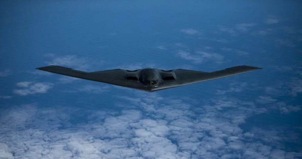 Одно из причин того, что в Ираке в 2003 г авиация США могла успешно тысячами применять бомбы с наведением по сигналу GPS был опыт бомбардировок Югославии в 1999 г