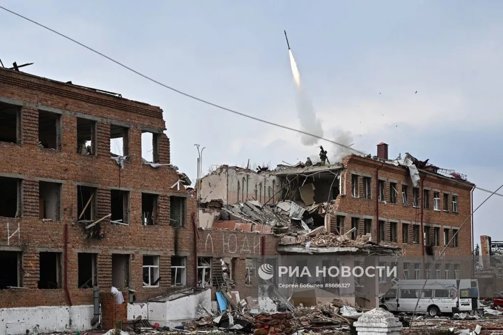 Пуск ракеты из ПЗРК по БПЛА ВСУ с крыши разрушенного здания в Судже