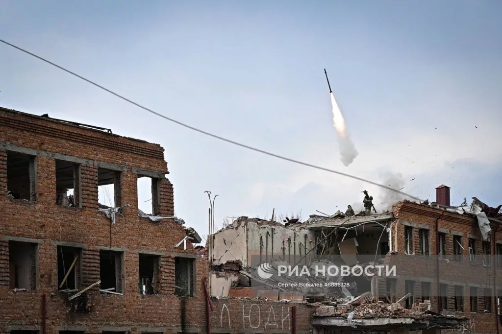 Пуск ракеты из ПЗРК по БПЛА ВСУ с крыши разрушенного здания в Судже