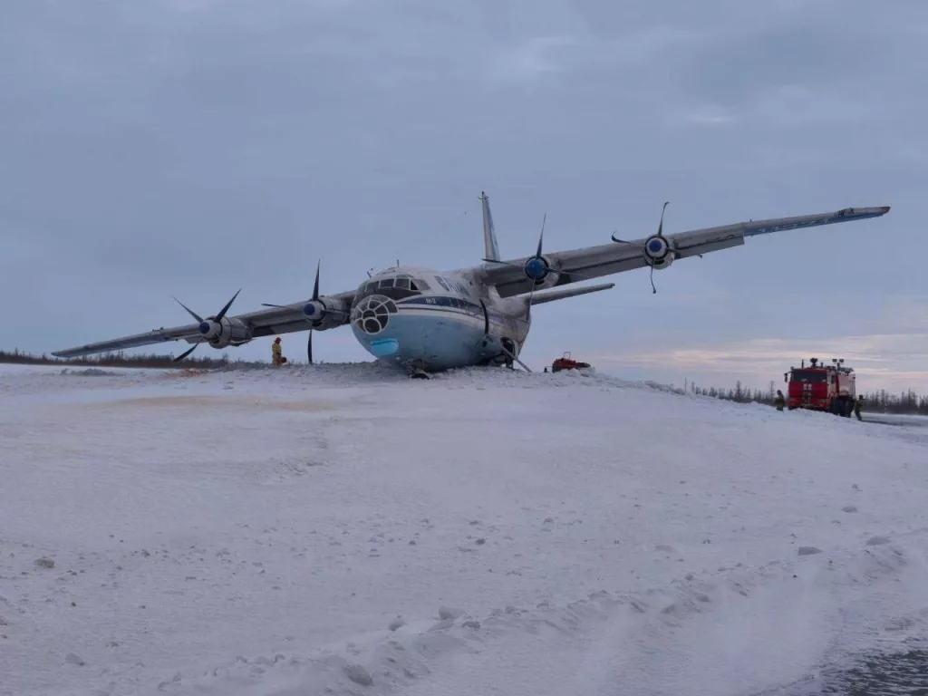 Один человек пострадал после выката самолета Ан-12 за пределы полосы в Новом Уренгое. Аэропорт города временно закрыт, сообщили в пресс-службе