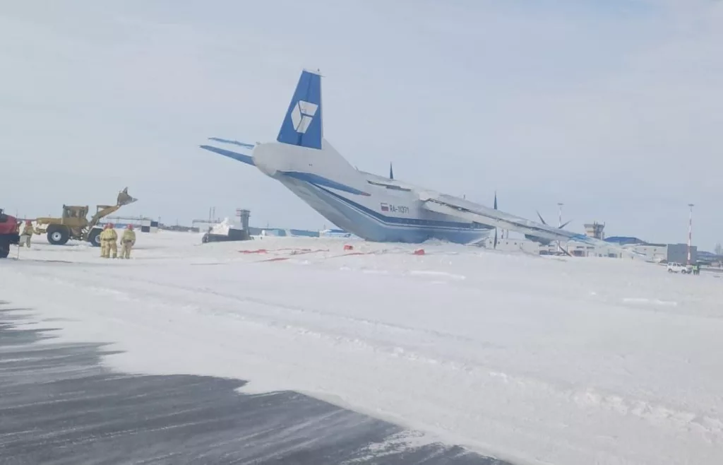 Один человек пострадал после выката самолета Ан-12 за пределы полосы в Новом Уренгое. Аэропорт города временно закрыт, сообщили в пресс-службе