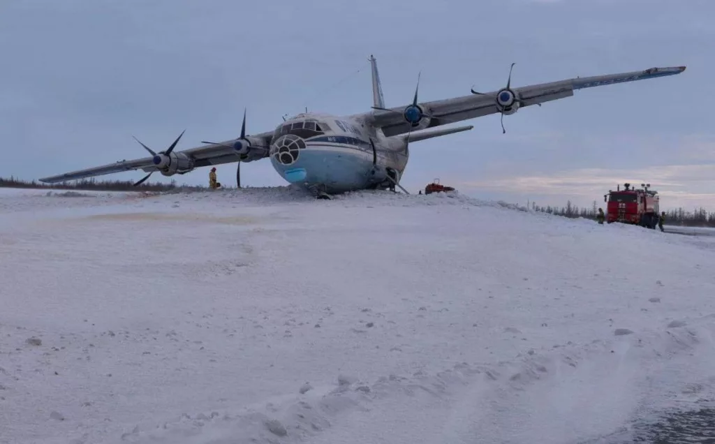 Эпичный момент аварийной посадки самолета Ан-12 в аэропорту Нового Уренгоя