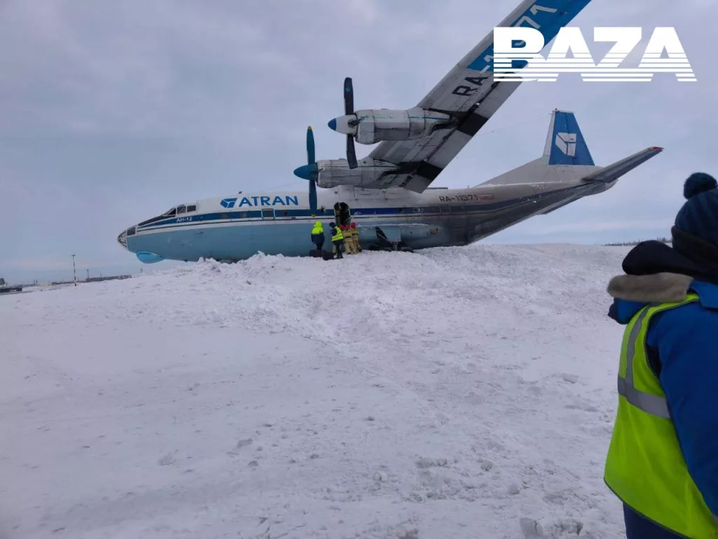 Эпичный момент аварийной посадки самолета Ан-12 в аэропорту Нового Уренгоя