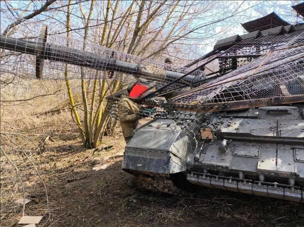 Элегантный Т-72Б3, оборудованный дополнительной противодроновой защитой ствола пушки